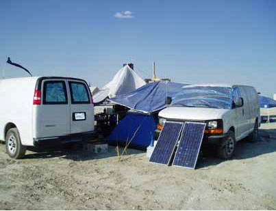 图 9:在营地的太阳能电池板利用凌力尔特公司的演示板给电池充电 