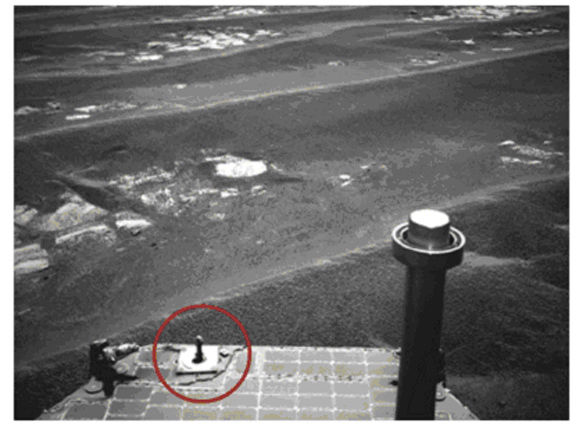 NASA的火星探测漫游者利用其导航摄像头记录2011年7月17日行动之后的画面