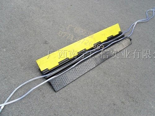 供应橡胶线槽 电缆保护板 橡胶线槽板价格